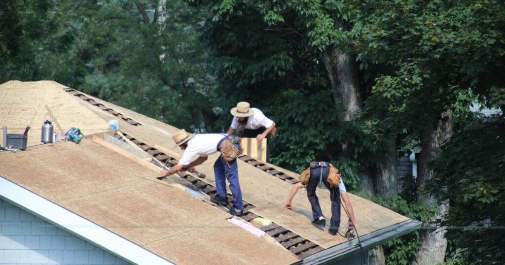 professionnels rénovant une toiture