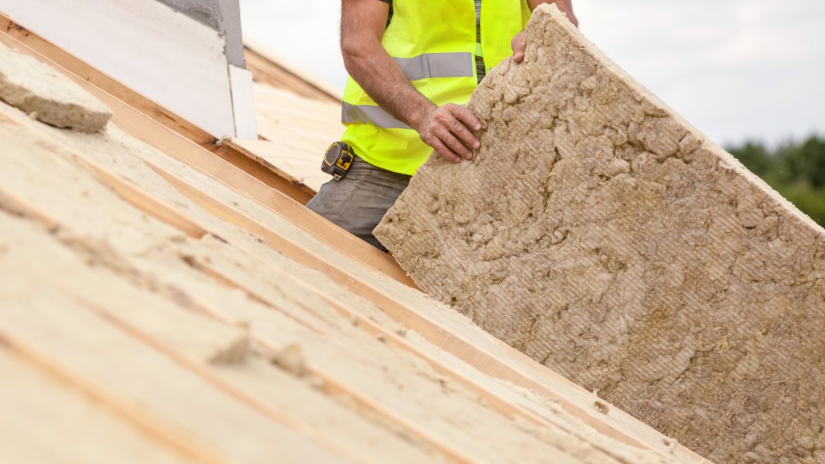 Travaux d'isolation d'une toiture par l'extérieur sur le toit d'une habitation.