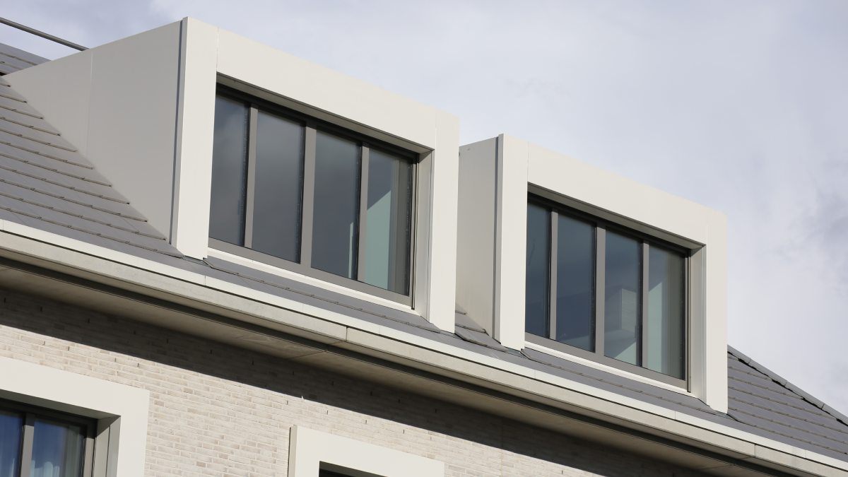 Lucarnes de toit de couleur blanche sur toiture grise.