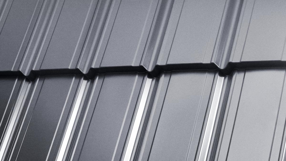 Vue en gros plan feuille de toit en acier galvanisé léger galvanisé. Panneau de toit modulaire à effet de tuiles.
