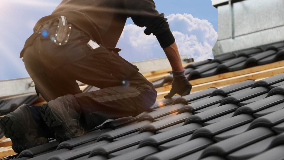 Travaux de toiture, nouveau revêtement d'un toit en tuiles