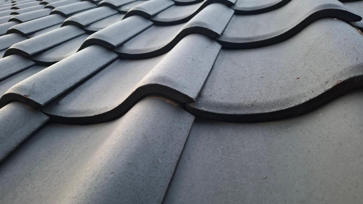 Tuiles en béton gris vues de près.