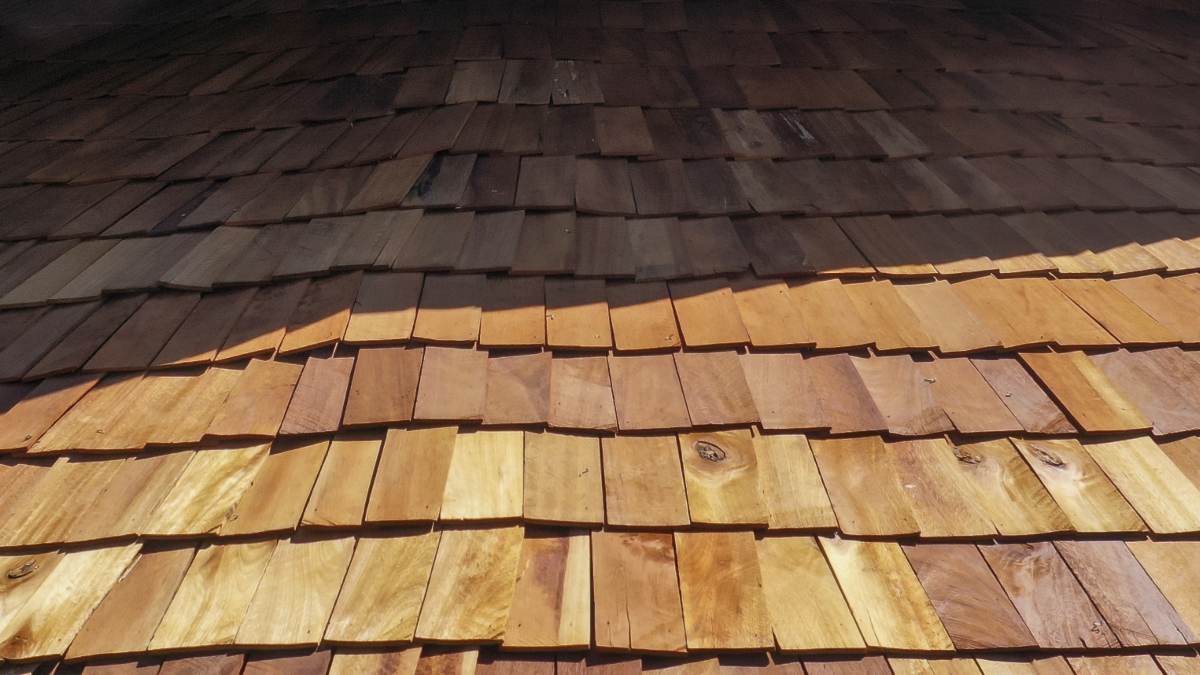 Toit d'une habitation avec des tuiles en bois.