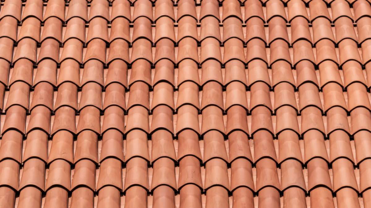 Tuiles de couleur orange sur le toit d'une maison.
