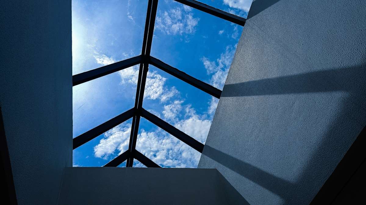 Verrière de toi avec ciel bleu et nuages à travers les vitres.