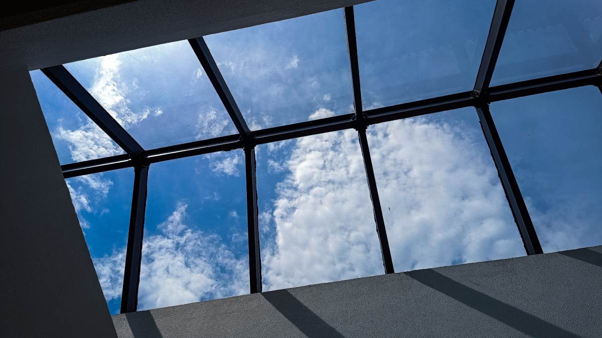 Verrière de toit vue du sol dans une habitation.