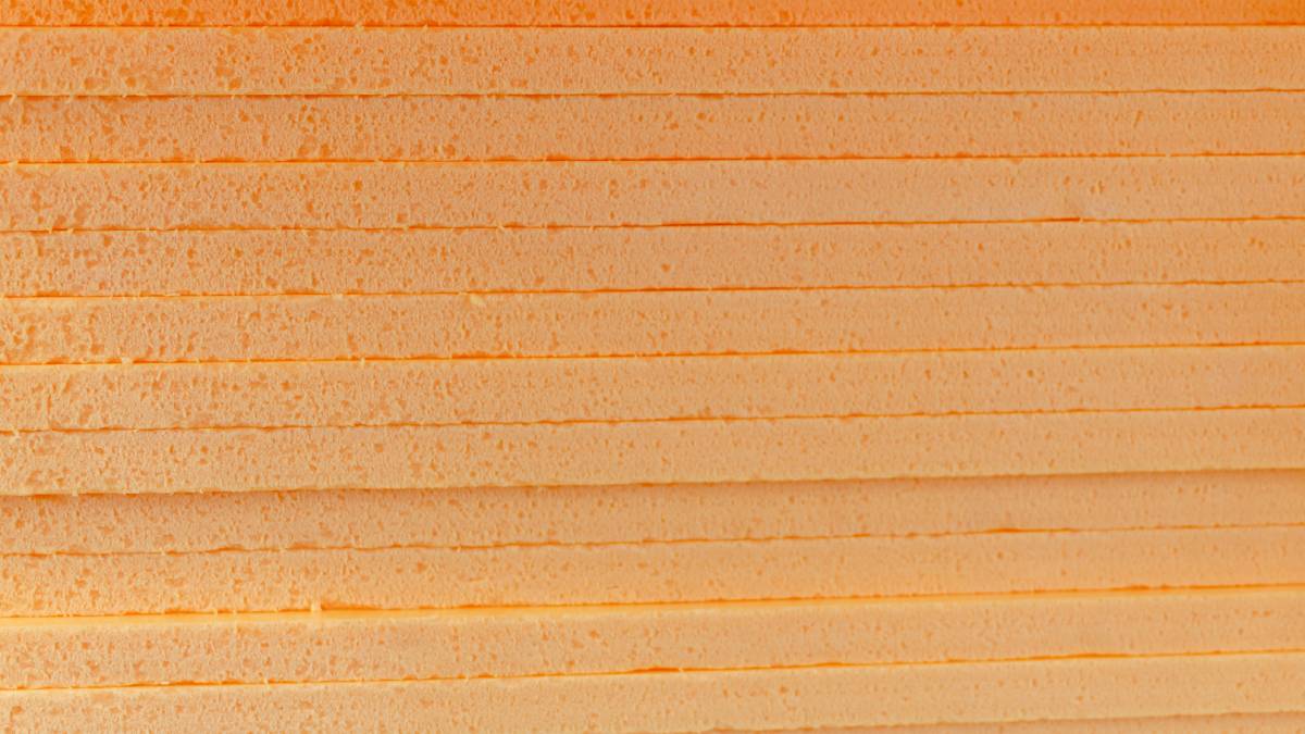 Feuilles de polyuréthane empilées. Ce matériau sert à isoler une toiture plate.