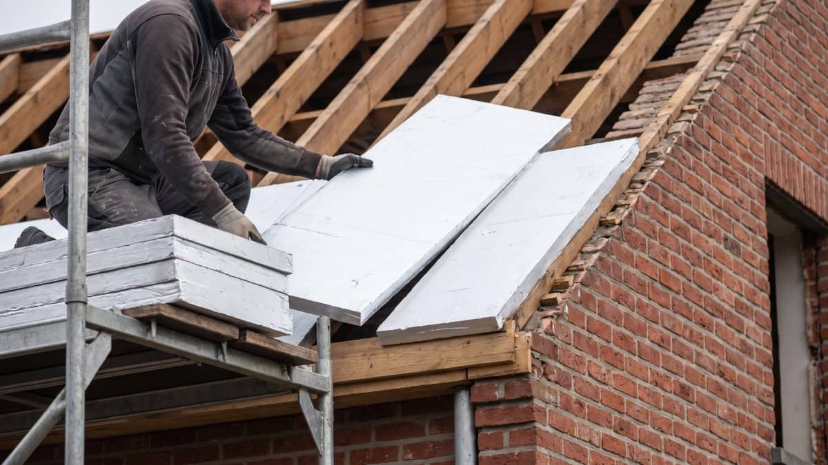 Pose de panneaux sur une toiture en rénovation en Flandre.