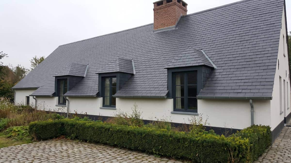 Villa plein-pied avec trois chiens-assis sur la toiture.