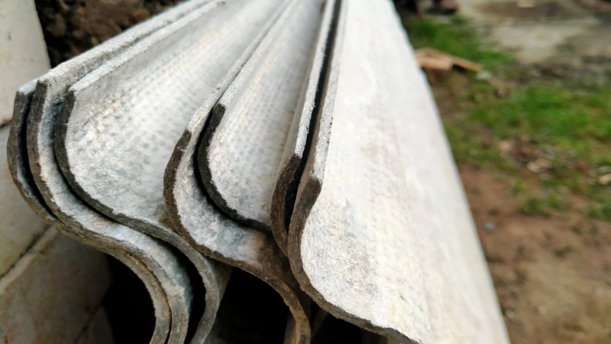 Toiture en amiante vue de près sur un chantier.