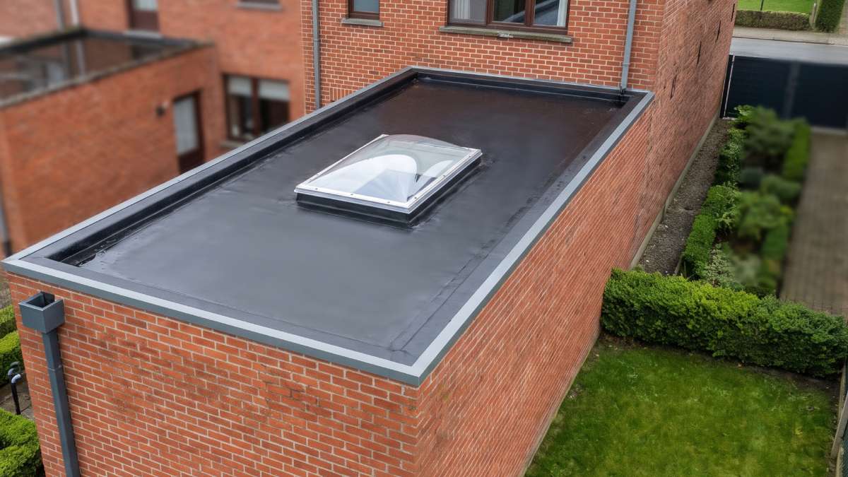 Annexe d'un bâtiment avec toiture plate plus coupole.